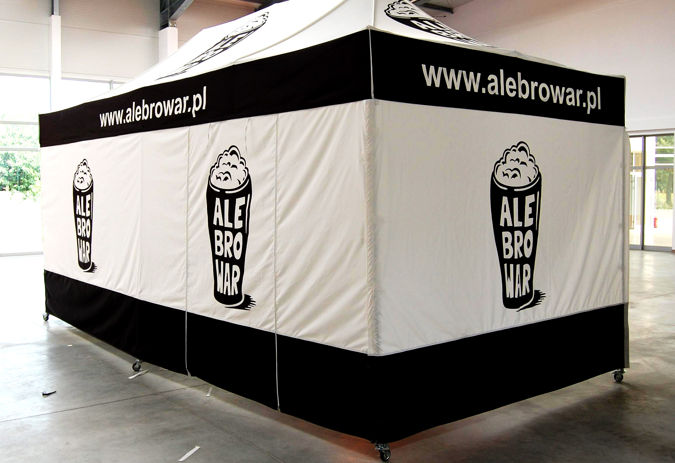 Biało-czarny namiot reklamowy 3x6 promujący browar.