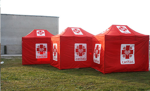 Zdjęcie przedstawia 3 namioty ekspresowe o wielkości 3x3m każdy